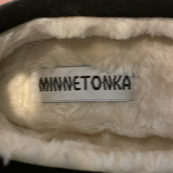 Minnetonka Black leather slippers Sz. 7M - Picture 12 of 16